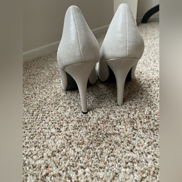 Aldo Silver Shimmer Crystal Cut Studded Formal Heels Size 7.5 Pointed Toe Classy - Picture 4 of 12